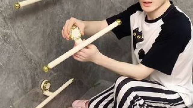 可伸缩拖鞋架 不用打孔粘胶就能上墙固定的拖鞋架，可伸缩的设计，足够收纳全家人的拖鞋，不占地方，还能当