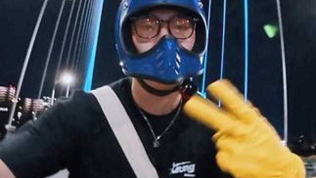 夜晚加完班，在城市的街头溜车，也太解压了～
#英伦凯旋 #复古摩托 #第一视角 #溜车日常 #amz