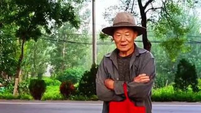 #农村生活#关爱老人 #走进沂源，大张庄镇之行(24)大三地村。清晨一早，在车站遇到两个要进城的大叔