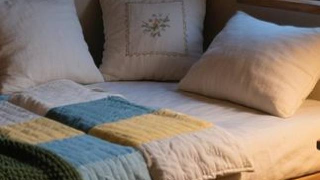 雨夜的小树屋，雨声敲打着窗户，可以让人放松入睡 #睡个好觉 #助眠视频 #雨声助眠 #白噪音 #温馨