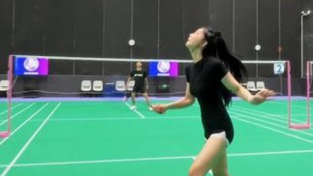 大家好～你们现在看到的是一个三观比五官正，钱包比脑袋空的女主播。#羽毛球反手杀球