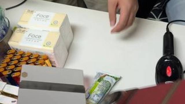 当我拿着新三折叠回村 #华为三折叠手机 #MateXTs #智感支付 #回村的生活