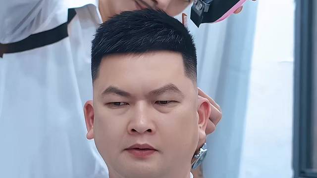 每一位顾客我都认认真真把头发剪好。常年招生。地址揭阳桥南柏顿公寓四楼，