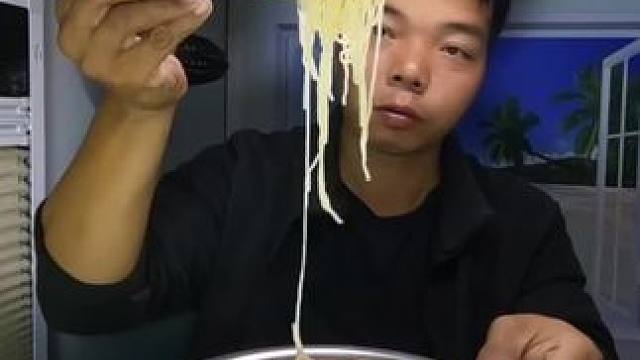 小房车游新疆一路上风景美不胜收，今天壮着胆买点切糕吃老板承诺不会失手叫我放心，露营地难找晚上做个红烧