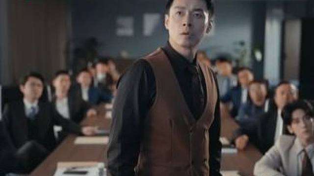 许晶晶拿出一份股权转让协议书，引诱王华在股权协议上签字。王华签字后仍然没有打消警惕，亲自将其手机关机