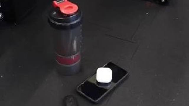 喜欢健身的朋友一定要备一个这样的健身水壶包，它可以解放双手，让我们更专注于运动本身。而且它的功能很多