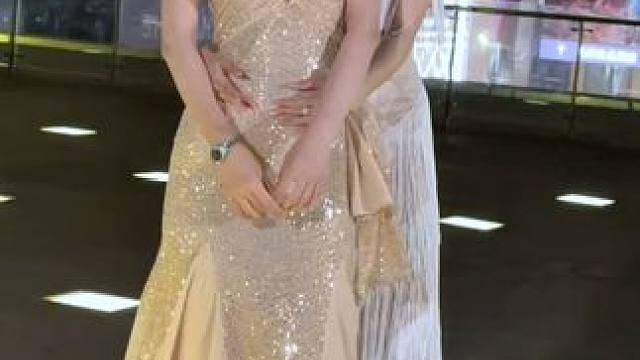 幸福其实很简单：一个好身体  两个好朋友  三千万人民币#优雅气质 #闺蜜穿搭