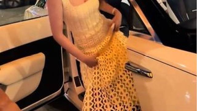 “游戏里的通天代，现实中的人上人，不管出现在虚拟世界还是现实场合都是天花板的存在，路过的游客们都直接