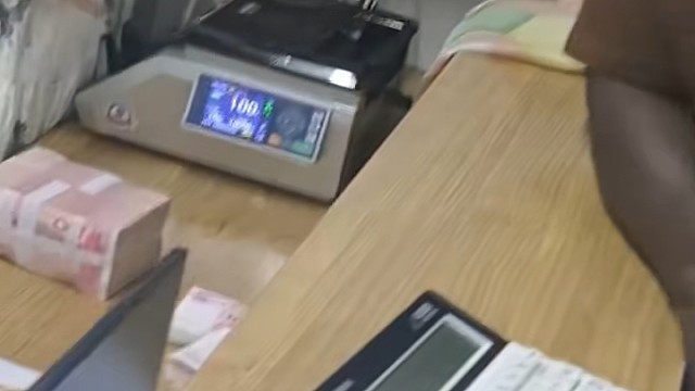 阿马路订购了4辆卡罗拉，并在非洲老板的支持准备装船海运发往非洲​#广州二手车#丰田卡罗拉#出口