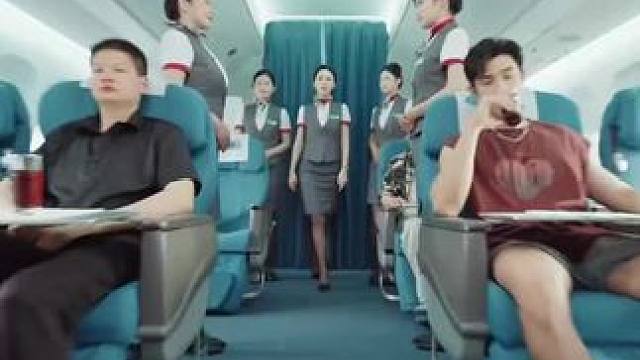 刘哲的妻子七七是空姐，两人聚少离多 一日，刘哲发现七七肩膀多出二维码，心生怀疑便跟踪至飞机上，看到乘