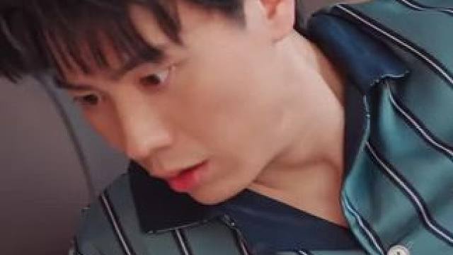 刘哲的妻子七七是空姐，两人聚少离多 一日，刘哲发现七七肩膀多出二维码，心生怀疑便跟踪至飞机上，看到乘