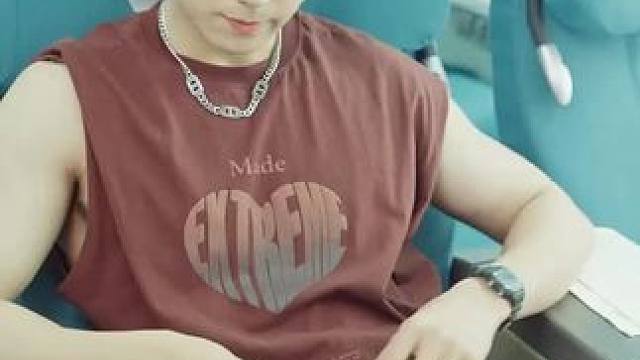 刘哲的妻子七七是空姐，两人聚少离多 一日，刘哲发现七七肩膀多出二维码，心生怀疑便跟踪至飞机上，看到乘