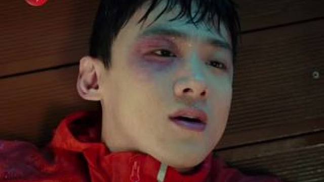 七年前，还是大学生的丁奇，因一次喝醉酒意外落水，获得了“五次限定”有限流的循环超能力，而这也开启了他