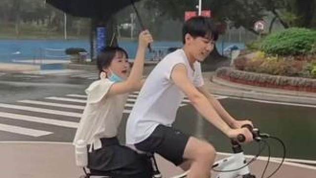 噢！乖#下雨天 #大学生 #校园生活 #雨中的恋人们 #雨中骑行也是一种享受