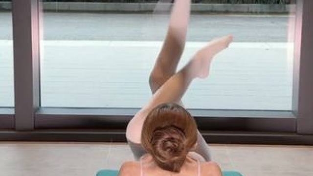 花手看腻了，给大家表演个花腿吧#舞蹈生 #一字马 #摇花腿