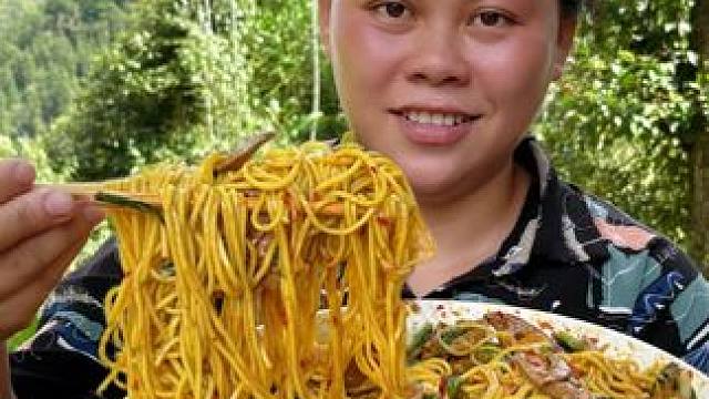 今天做了一大碗酸辣猪肝拌面吃过瘾 #美食 #农村生活