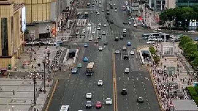 南昌八一大道是中国最宽的单行道，最宽处达61米，单向十车道，还是飞机备用跑道。它始建于1951年，原