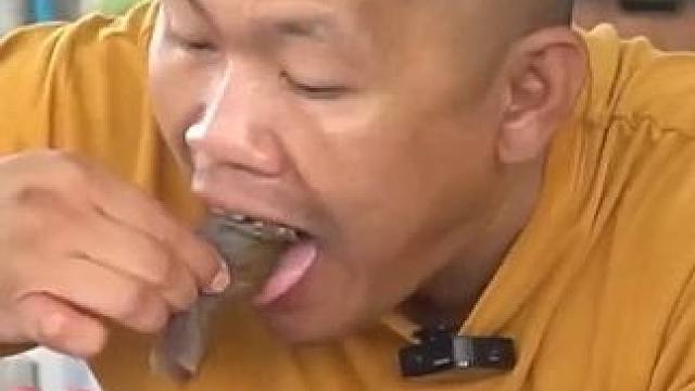 和朋友吃牛瘪酱汁鲜牛杂拼盘 #美食 #泰国美食 #户外美食 #内容启发搜索