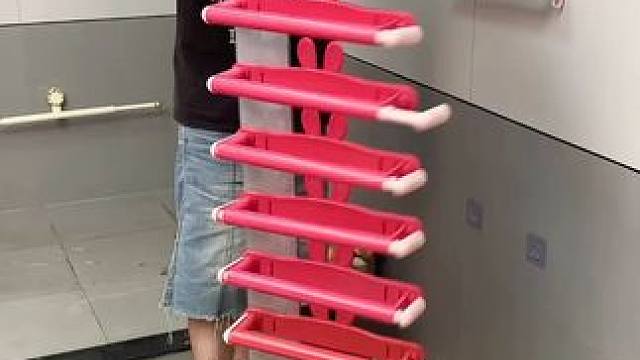 兔耳伸缩拖鞋架 #可伸缩毛巾架  收纳毛巾不占空间，还是个#可伸缩拖鞋架 拖鞋上墙不积水，卫生间干净