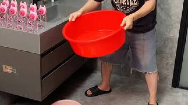 吸盘脸盆挂钩 这款吸盘脸盆挂钩 真不错，免打孔上墙，全家的脸盆都能上墙收纳不占地方，大号脸盆也没问题