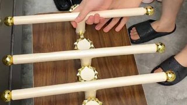 吸盘伸缩拖鞋架 不用打孔粘胶就能上墙固定的拖鞋架，可伸缩的设计，足够收纳全家人的拖鞋，不占地方，还能