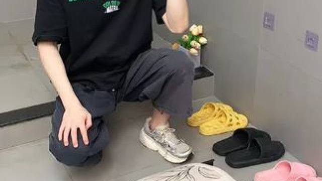 兔耳伸缩拖鞋架 #可伸缩毛巾架  收纳毛巾不占空间，还是个#可伸缩拖鞋架 拖鞋上墙不积水，卫生间干净