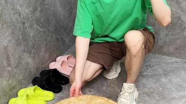 吸盘伸缩拖鞋架 不用打孔粘胶就能上墙固定的拖鞋架，可伸缩的设计，足够收纳全家人的拖鞋，不占地方，还能