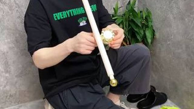 可伸缩拖鞋架 不用打孔粘胶就能上墙固定的拖鞋架，可伸缩的设计，足够收纳全家人的拖鞋，不占地方，还能当