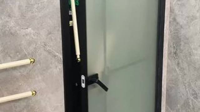 可伸缩拖鞋架 不用打孔粘胶就能上墙固定的拖鞋架，可伸缩的设计，足够收纳全家人的拖鞋，不占地方，还能当