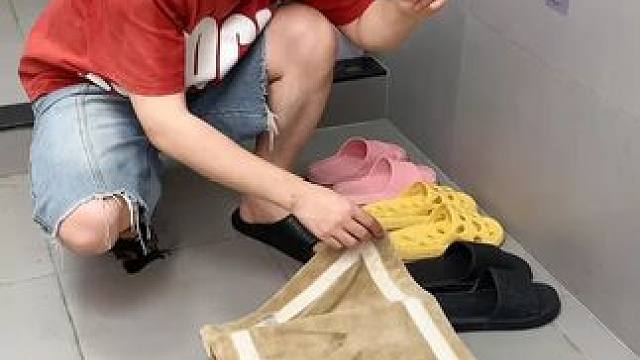 兔耳伸缩拖鞋架 #可伸缩毛巾架 收纳毛巾不占空间，还是个#可伸缩拖鞋架  拖鞋上墙不积水，卫生间干净