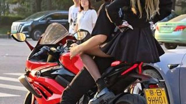 等红灯就等红灯呗  还抱上了#机车情侣 #机车 #无极rr660s #情侣日常 #重庆摩博会