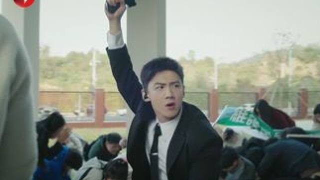 墨远致回母校演讲分享自己被恐吓，然而他并不在意，就在演讲结束后人群骚乱之际，角落里一男子拿着注射器对