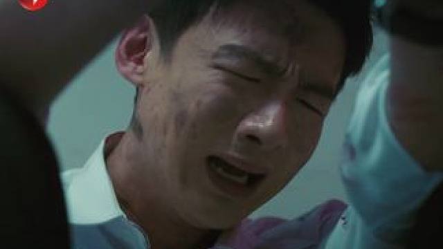 丁奇分析副教授并不是发出恐吓的“乌贼”，他急忙赶去丁奇参加的婚礼现场，不料发生了爆炸，队友都被炸死，