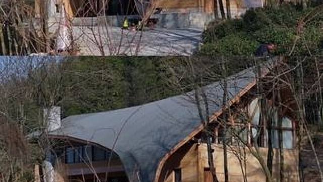 随着儿子步入婚姻，家里人也陆续去到了城里生活，而老陈仍旧呆在山里，他开民宿也养鸡种菜，这样的生活足以