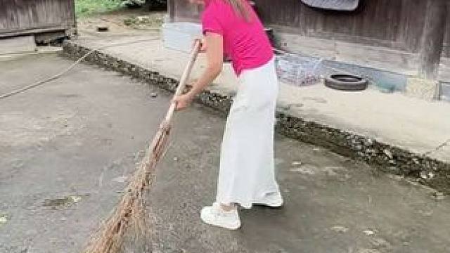 生活在农村的我，不浓妆艳抹，不娇生惯养，但我会做饭洗衣服，会喂猪，会干活，像我这样没家庭背景，没学历