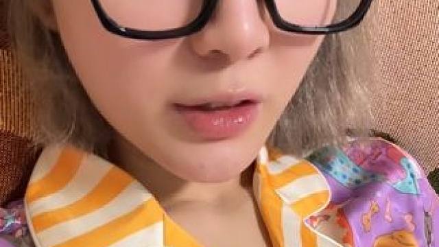 @小美数码商店 06年小美 我的亲妹妹 17岁辍学 过来我的公司 给我当销售 当上了销冠
后来主播缺