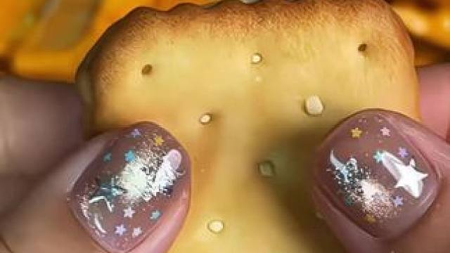 今天收到体验反馈开心喜欢芝士饼干又觉得单款一箱太多可以来我们这里入手拼装哈[偷笑R]#夹心饼干 #饼