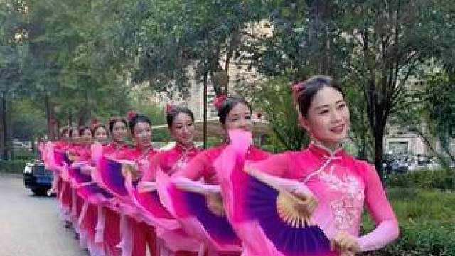 舞姿优美人更美