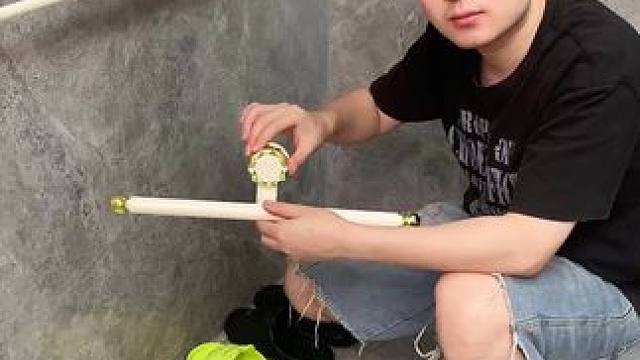 吸盘伸缩拖鞋架 不用打孔粘胶就能上墙固定的拖鞋架，可伸缩的设计，足够收纳全家人的拖鞋，不占地方，还能