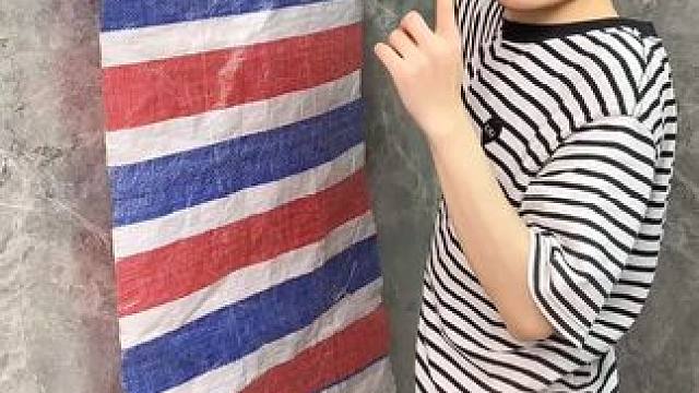 吸盘伸缩拖鞋架 不用打孔粘胶就 能上墙固定的拖鞋架，可伸缩的设计，足够收纳全家人的拖鞋，不占地方，还