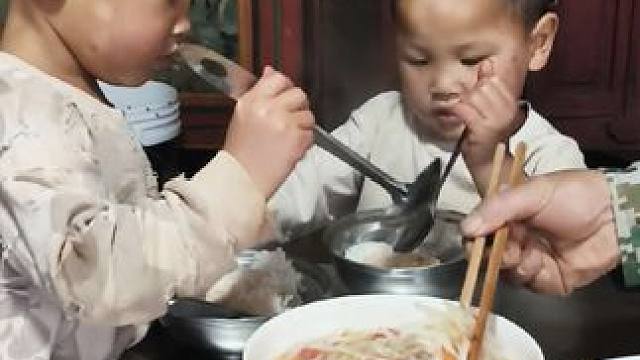 小双今天对大双挺好的。#农村娃