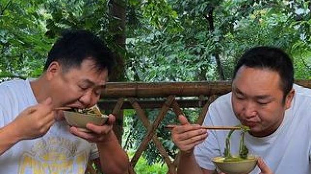 气温骤降，炖点猪肉烫点菜，真叫一个舒服啊！ #乡村生活 #人间烟火 #火锅 #铁锅视频