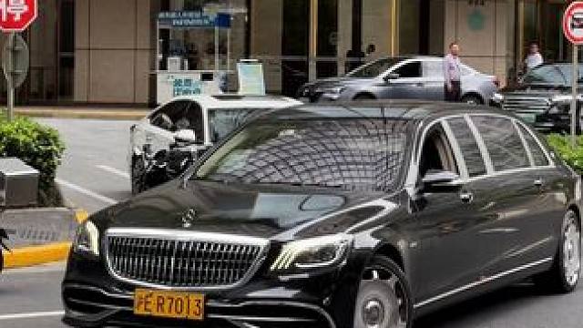 新天地偶遇价值近2000个的奔驰顶级车型迈巴赫普尔曼s680，6.5米的车长尽早奢华