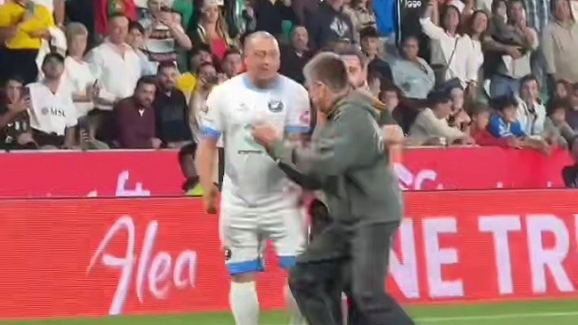 卡洛斯暖心满足冲场小球迷，合影时全场球迷送上掌声