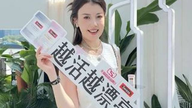 明亮，是“懂得滋养自己”的觉醒#天猫超级品牌日 #斯维诗小粉瓶