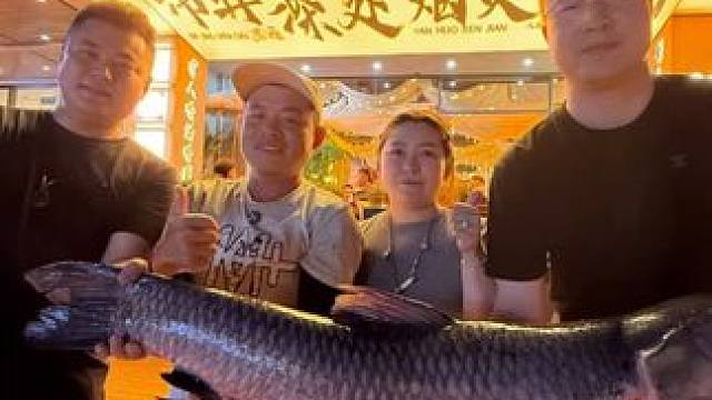 钓鱼交换美好深圳篇：两条大青交换东北烧烤，结果送完鱼老板不让我走...
