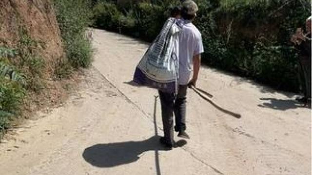 小山村天黑就睡，天不亮就起，不熬夜，没有失眠烦恼，没有任何娱乐聚会，钻到暖暖的被窝睡个安稳觉，简简单