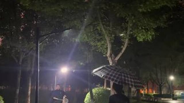 “原来最动听的雨声 是两个人的心跳同步”