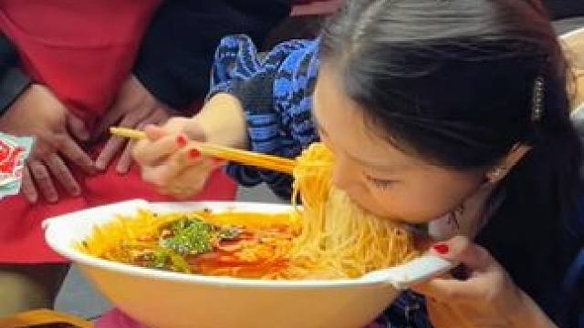 浙江美女轻松拿走2000元现金