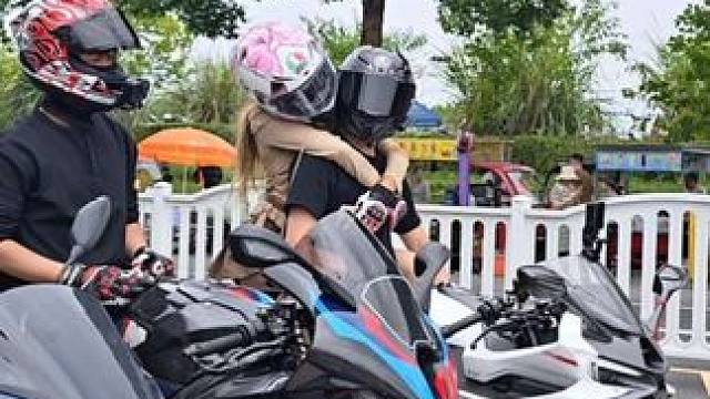 小帅骑着无极新款500rr 带着小美来重庆参加摩博会